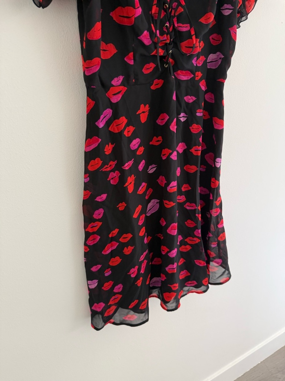 Betsey Johnson Black Red Lipstick Print Puff Sleeve Mini Dress 10 - Picture 4 of 7